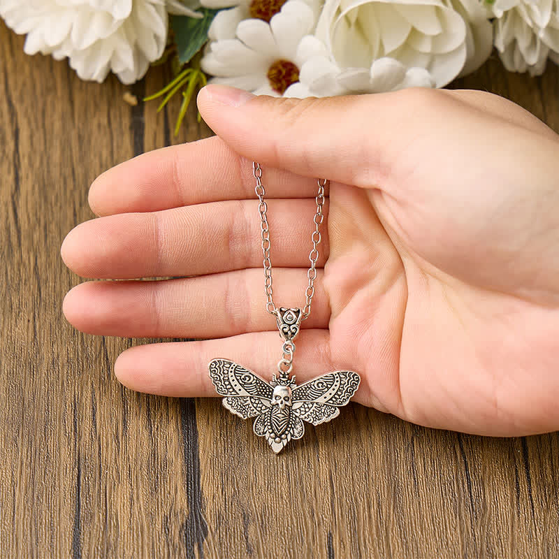 Collier pendentif crâne gothique et papillon de nuit « La Mort embrasse la Beauté » - image 1