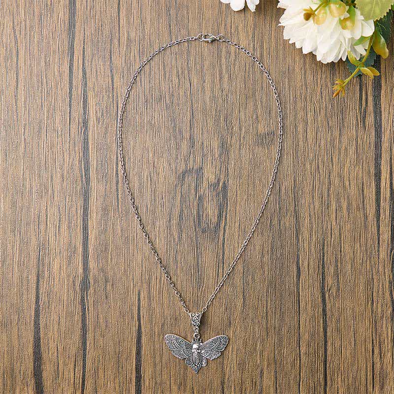 Collier pendentif crâne gothique et papillon de nuit « La Mort embrasse la Beauté » - image 2
