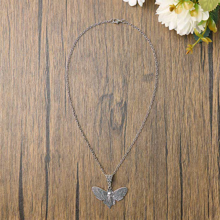 Collier pendentif crâne gothique et papillon de nuit « La Mort embrasse la Beauté » - image 2