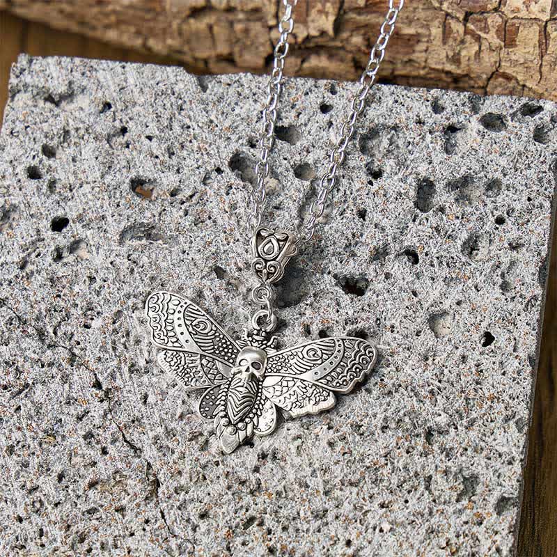 Collier pendentif crâne gothique et papillon de nuit « La Mort embrasse la Beauté » - image 3