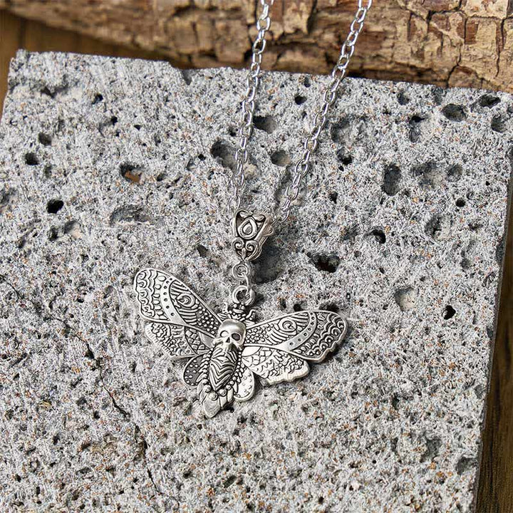 Collier pendentif crâne gothique et papillon de nuit « La Mort embrasse la Beauté » - image 3