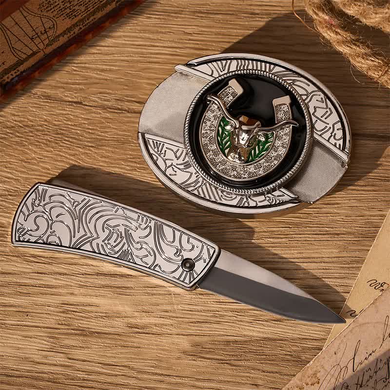 Ceinture en cuir avec boucle de couteau pliant dissimulée, ornée de strass, d'un taureau à cornes allongées et d'un fer à cheval. - image 1