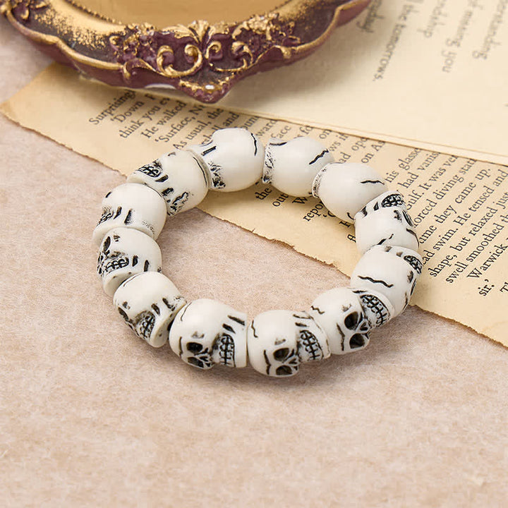Bracelet empilable en résine à tête de mort sculptée style grunge punk, orné de perles et de motifs punk. - image 7