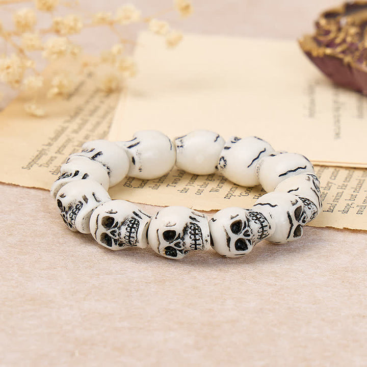 Bracelet empilable en résine à tête de mort sculptée style grunge punk, orné de perles et de motifs punk. - Blanc - image 5
