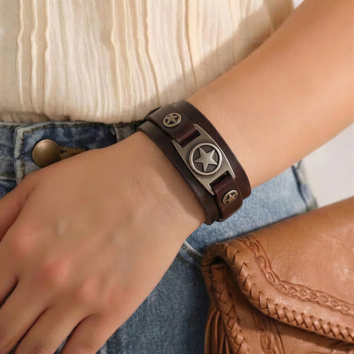 Bracelet manchette vintage en cuir clouté d'étoiles avec fermoir à épingle - image 2