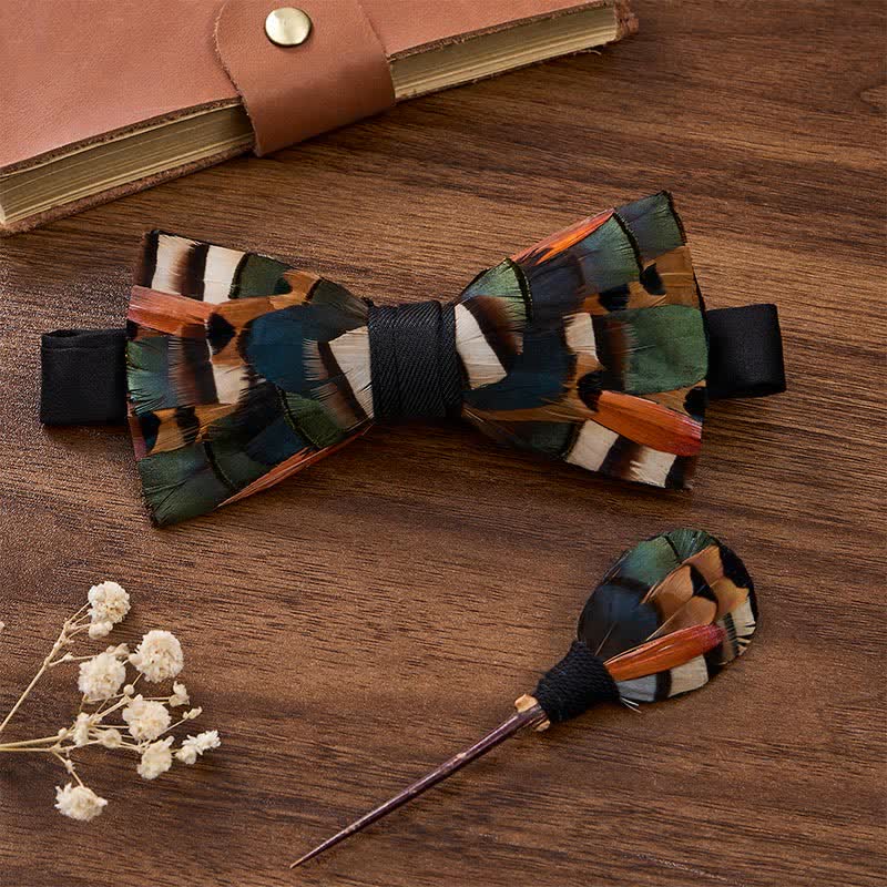 Nœud papillon à plumes mosaïque automnale orange rouille et vert olive avec épingle à revers - Orange rouille et vert olive - image 2