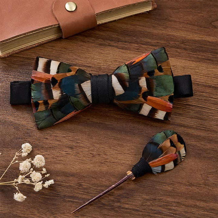 Nœud papillon à plumes mosaïque automnale orange rouille et vert olive avec épingle à revers - Orange rouille et vert olive - image 2