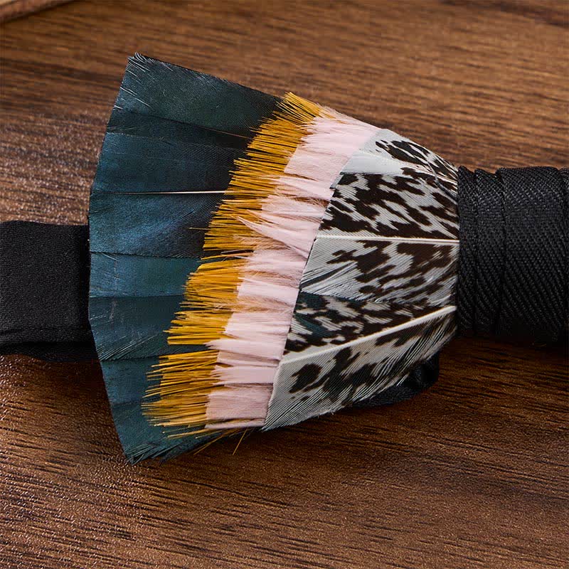 Nœud papillon à plumes Sunset Prairie, bleu sarcelle foncé et jaune moutarde, avec épingle à revers - image 3