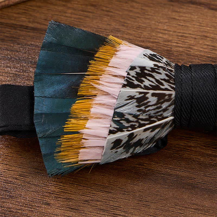 Nœud papillon à plumes Sunset Prairie, bleu sarcelle foncé et jaune moutarde, avec épingle à revers - image 3