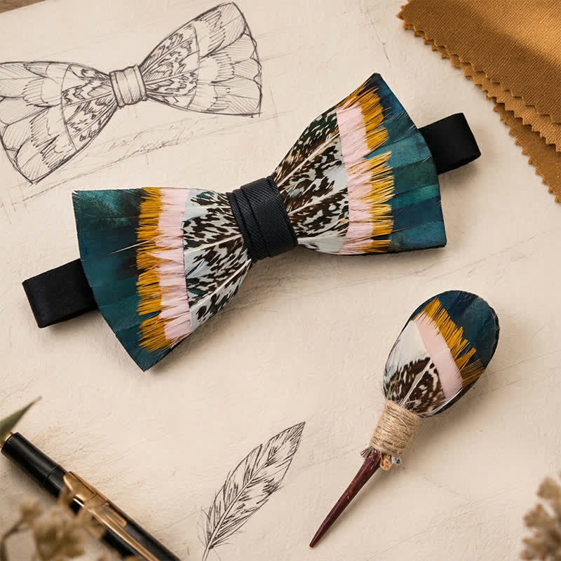 Nœud papillon à plumes Sunset Prairie, bleu sarcelle foncé et jaune moutarde, avec épingle à revers - image 0