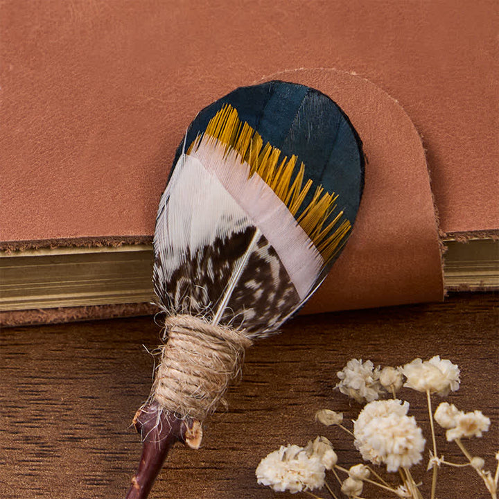 Nœud papillon à plumes Sunset Prairie, bleu sarcelle foncé et jaune moutarde, avec épingle à revers - image 4