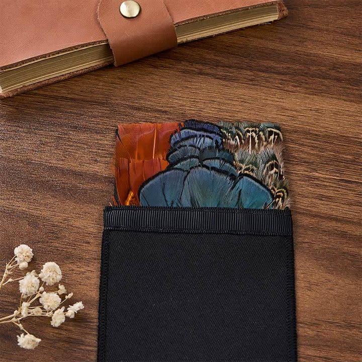 Pochette de costume à motif plumes de paon bleu sarcelle et orange brûlé - image 1