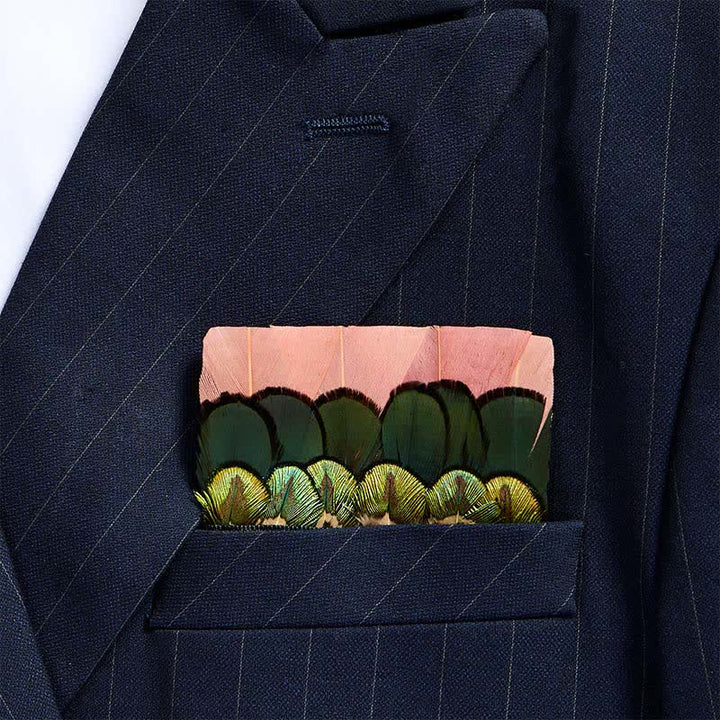 Pochette de costume rose poudré et vert forêt à plumes festonnées - Rose et vert - image 0