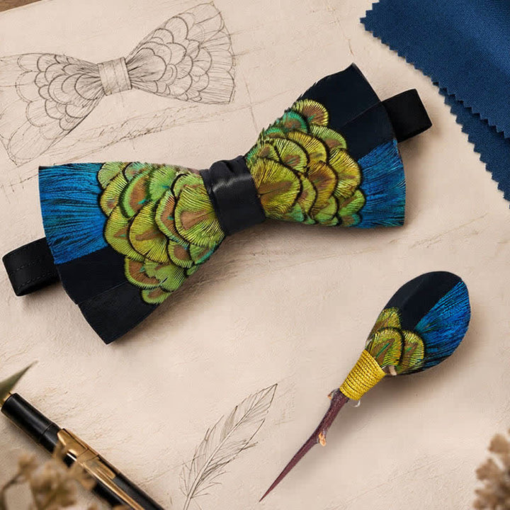Nœud papillon bleu et noir à plumes de paon avec épingle à revers - image 0