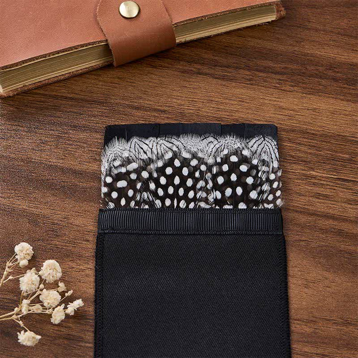 Pochette de costume à pois noirs et blancs en plumes de pintade - image 1