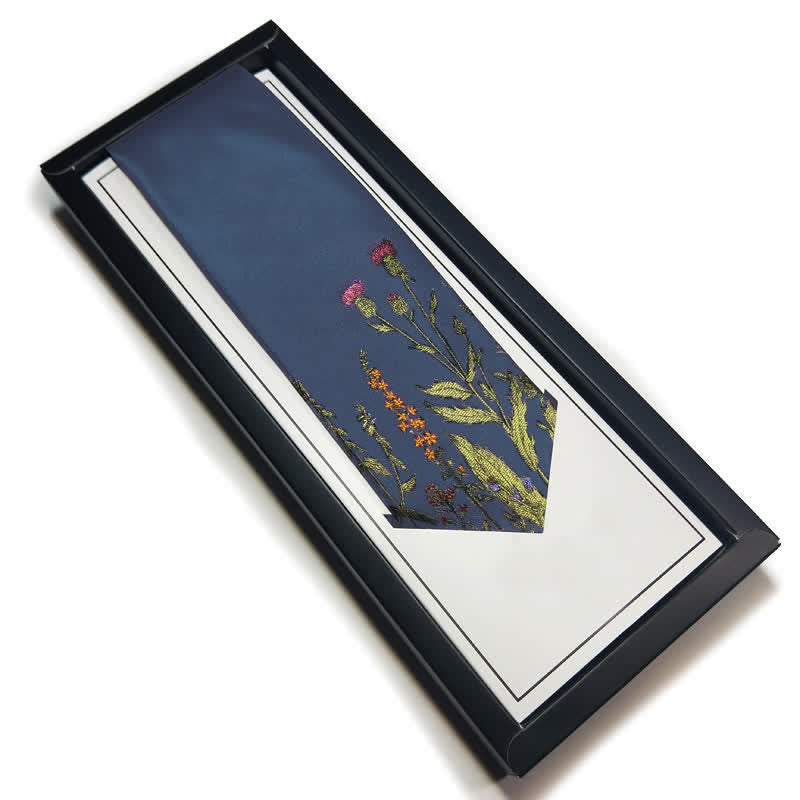 Cravate bleu marine pour homme au milieu de fleurs - image 3