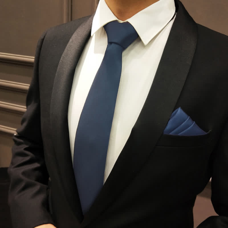 Cravate bleu marine pour homme au milieu de fleurs - image 1