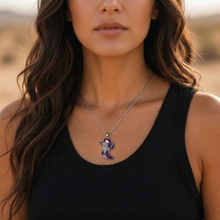 Collier pendentif botte de cowboy violette pour femme - image 1