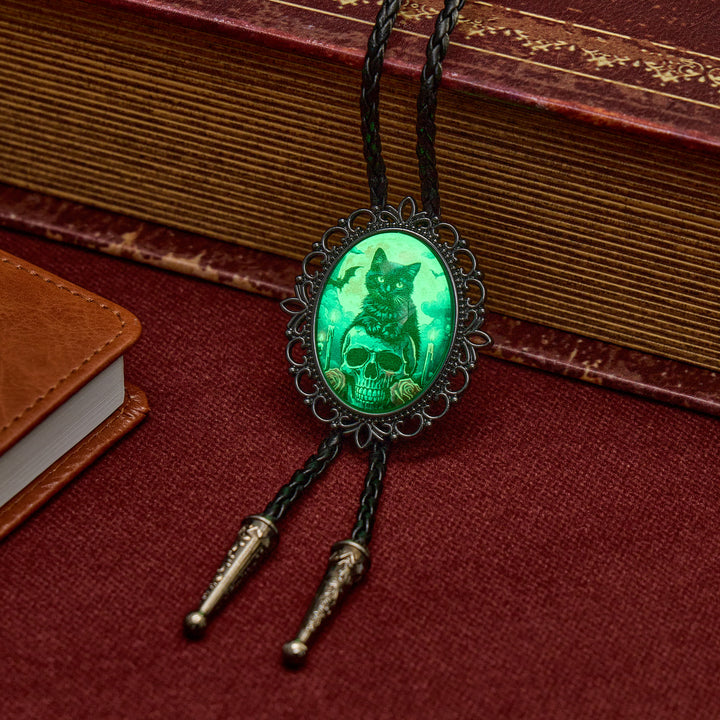 Pendentif lumineux chat noir gothique et crâne, cravate bolo - image 1