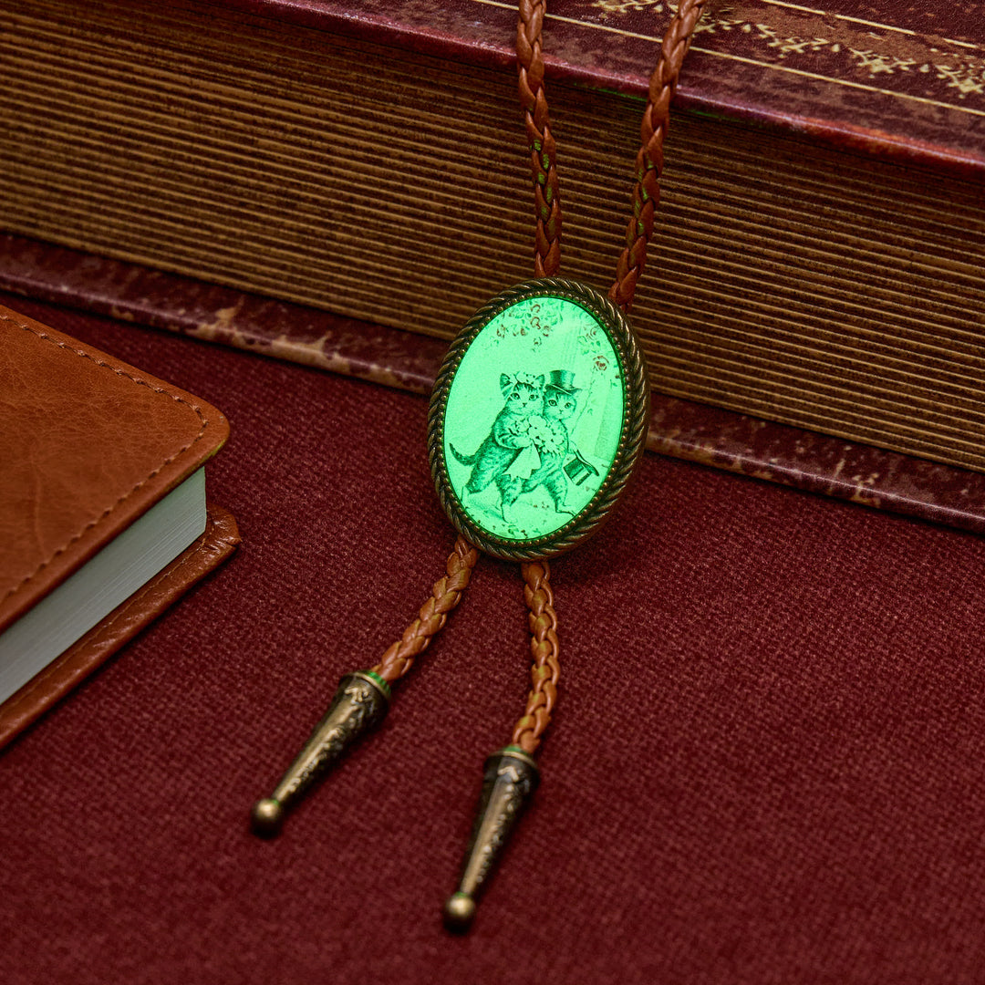 Cravate bolo lumineuse phosphorescente pour mariage avec un adorable couple de chats - image 1
