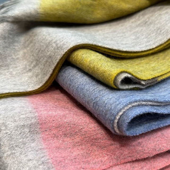Écharpe douillette en pure laine color block avec pompons - image 1