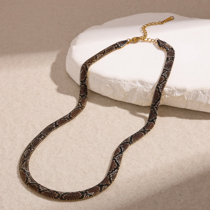 Collier ras du cou à chevrons en forme de serpent imprimé, chaîne plate - Gris - image 1