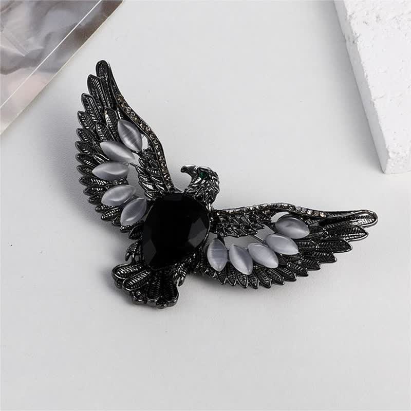 Broche en pierre précieuse pour homme avec faucon volant