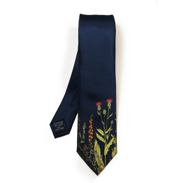 Cravate bleu marine pour homme au milieu de fleurs