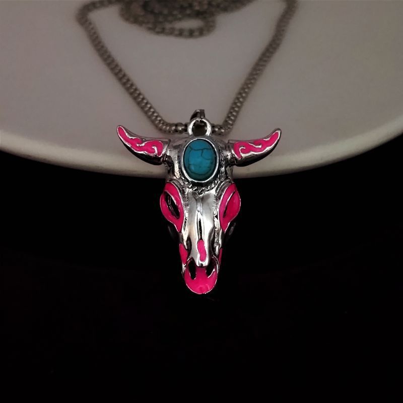 Collier vintage western pour homme avec tête de taureau phosphorescente - Rose - image 7