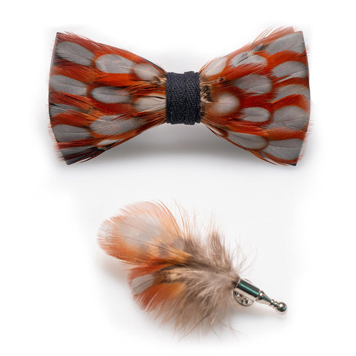 Nœud papillon en plumes orange et blanc avec épingle à revers