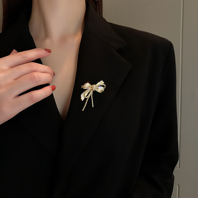 Jolie broche en zircons pour femme avec noeud papillon