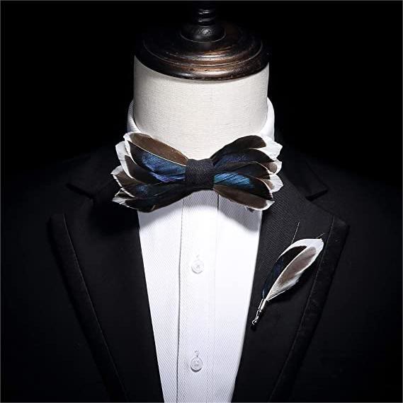Nœud papillon gracieux en plumes bleu foncé et marron pour enfant avec épingle à revers