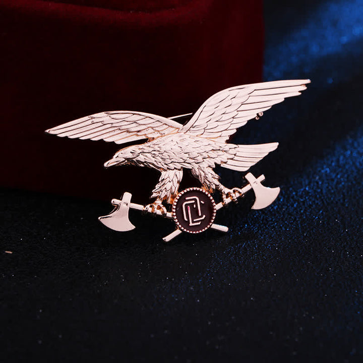 Broche rétro pour homme représentant une hache d'aigle