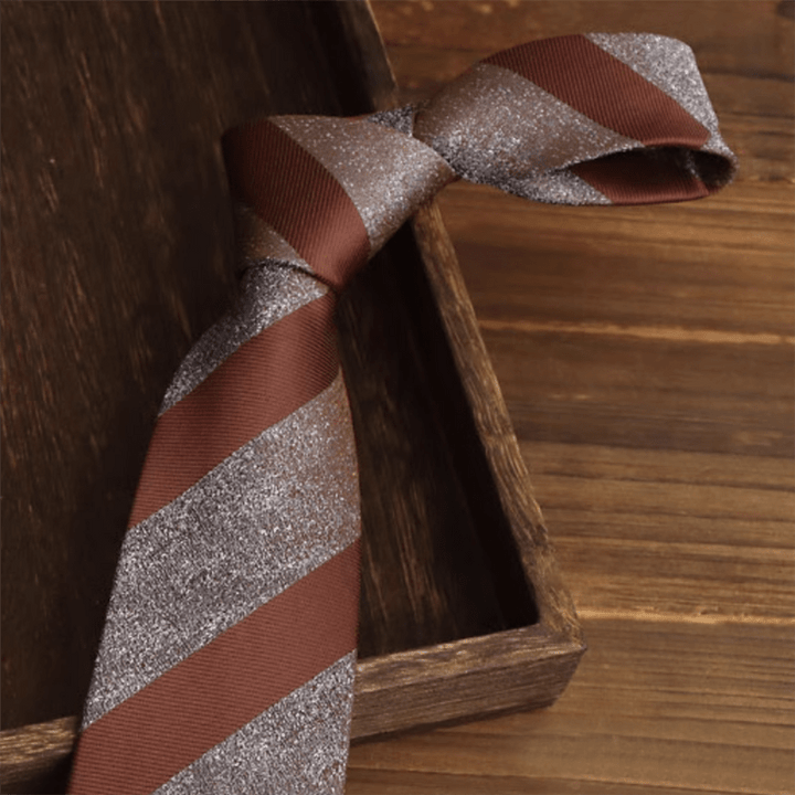 Cravate à rayures en bloc marron et gris pour homme - image 1