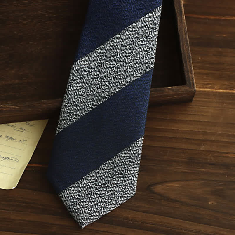 Cravate à rayures bleu marine et grise pour homme - image 2