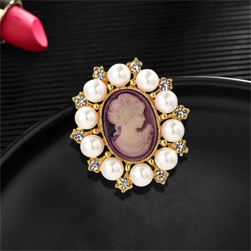 Broche en perles représentant la beauté du palais des femmes