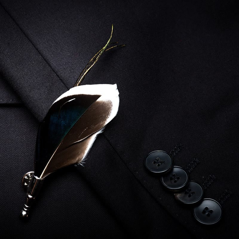 Nœud papillon vintage en plumes bleu marine et marron avec épingle à revers