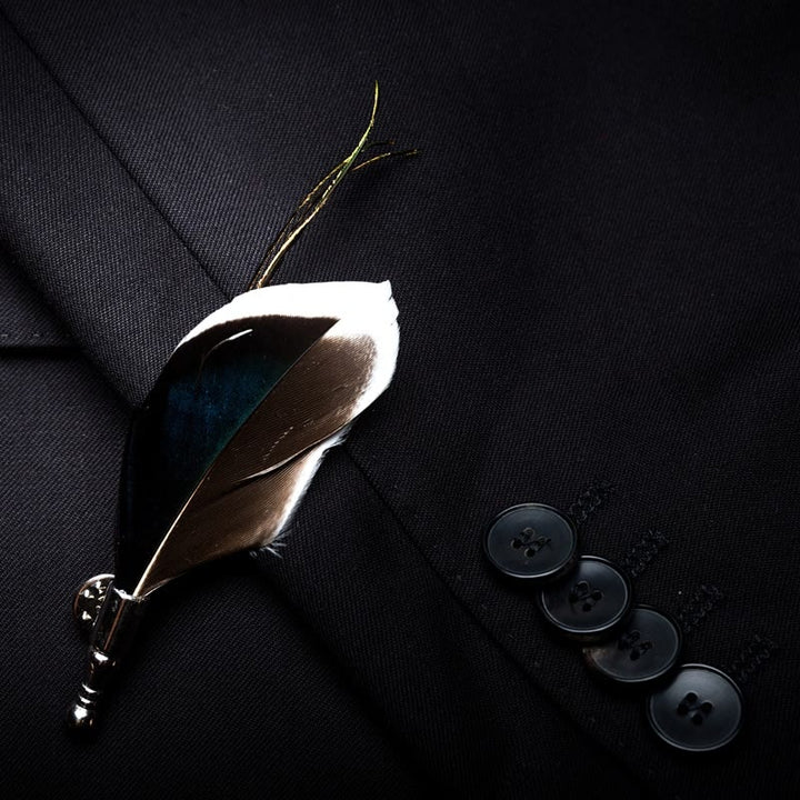 Nœud papillon vintage en plumes bleu marine et marron avec épingle à revers