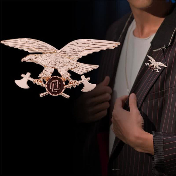 Broche rétro pour homme représentant une hache d'aigle