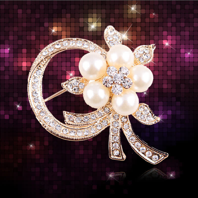 Broche pour femme avec guirlande de perles et strass