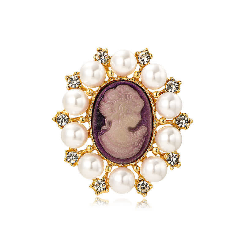 Broche en perles représentant la beauté du palais des femmes