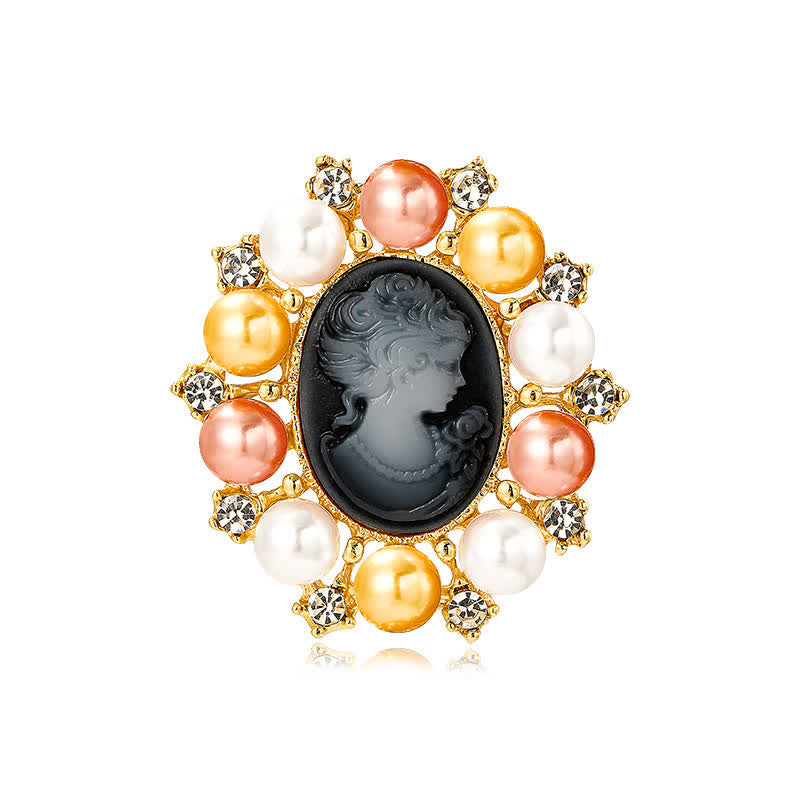 Broche en perles représentant la beauté du palais des femmes