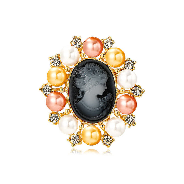 Broche en perles représentant la beauté du palais des femmes