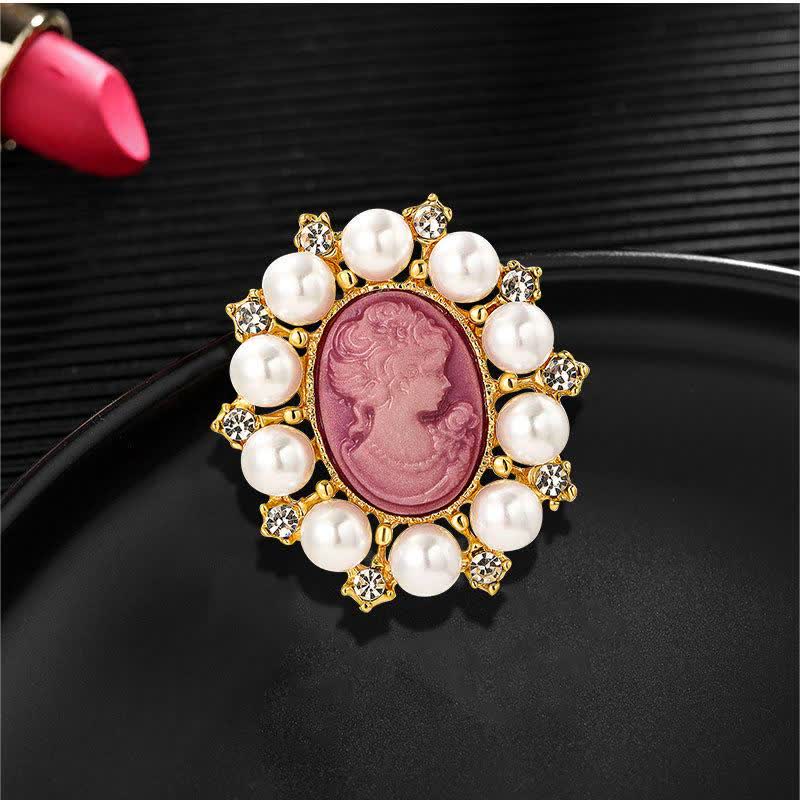 Broche en perles représentant la beauté du palais des femmes