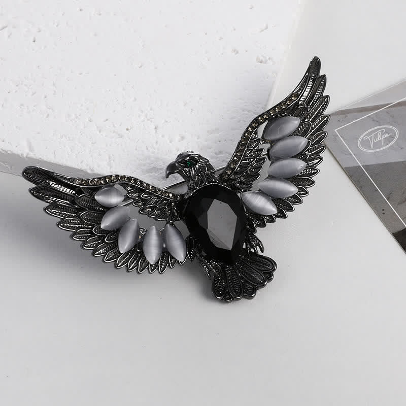 Broche en pierre précieuse pour homme avec faucon volant