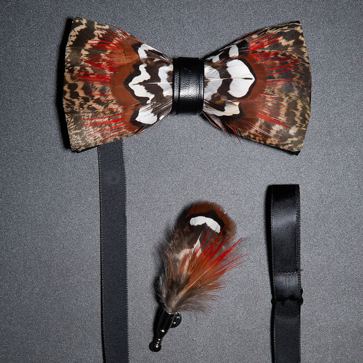 Nœud papillon à plumes marron et rouge avec épingle à revers