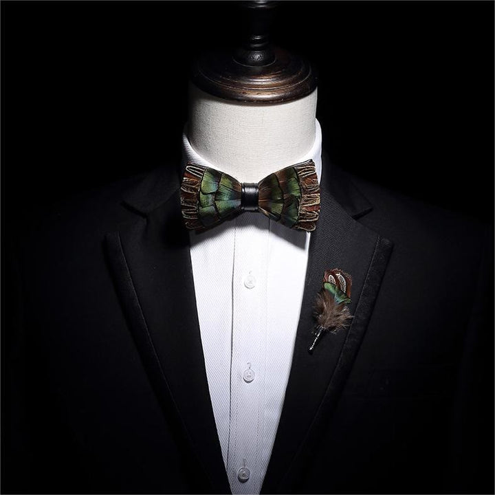 Nœud papillon rétro en plumes marron et vert pour enfant avec épingle à revers