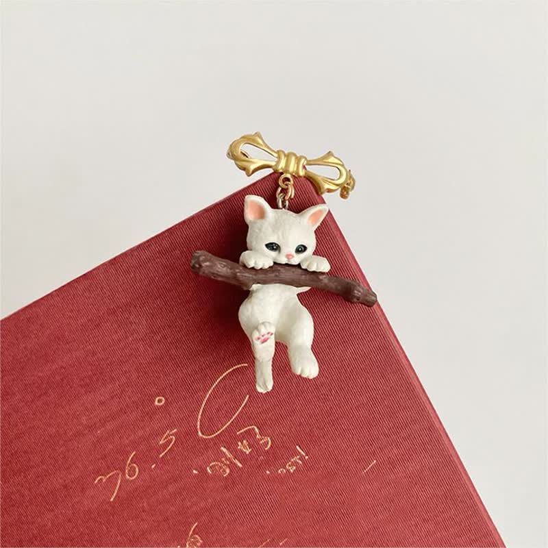 Broche ludique pour femme avec chat et dag et branche