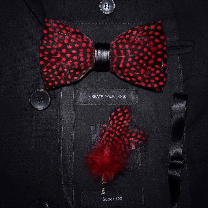 Nœud papillon à pois rouges et plumes avec épingle à revers