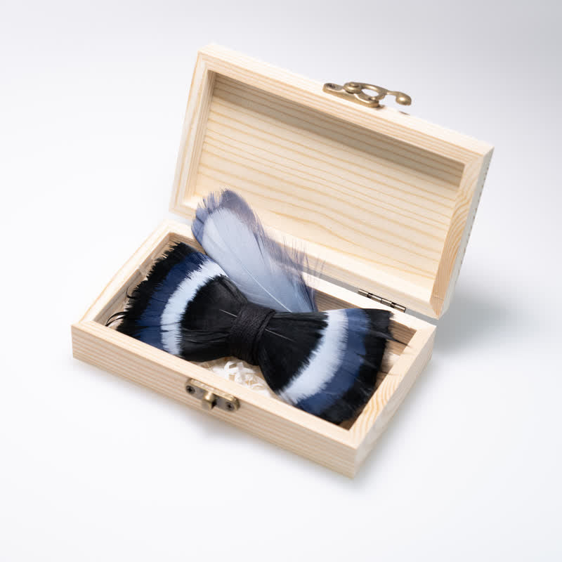 Nœud papillon à plumes noir et bleu avec épingle à revers - image 1
